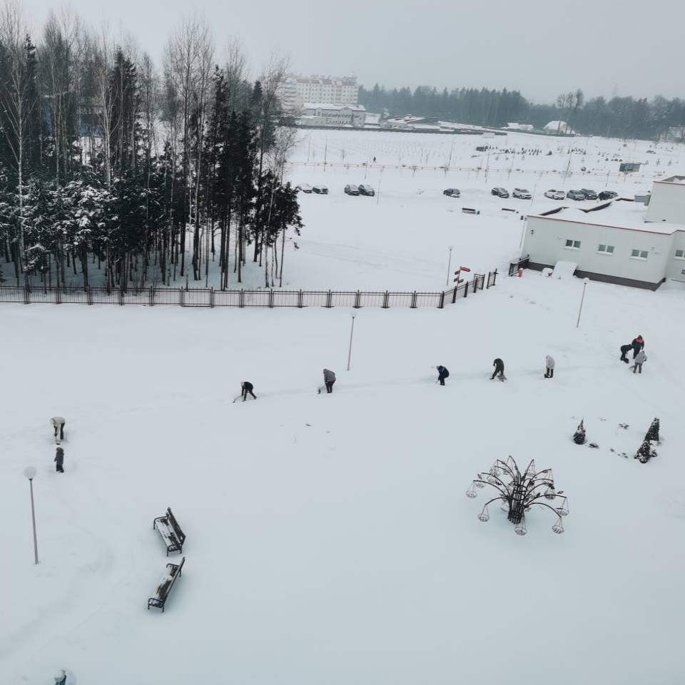 Субботник по очистке снега в Островецкой ЦРКБ